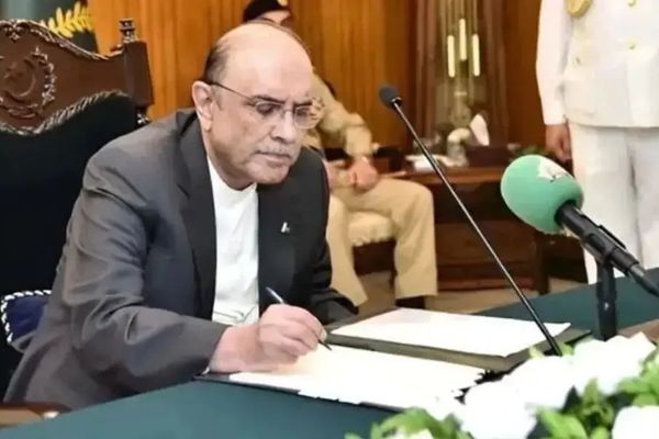 اصف علي زرداري د پاکستان د پوځ، سمندري او هوايي ځواکونو لایحې لاسلیک کړې