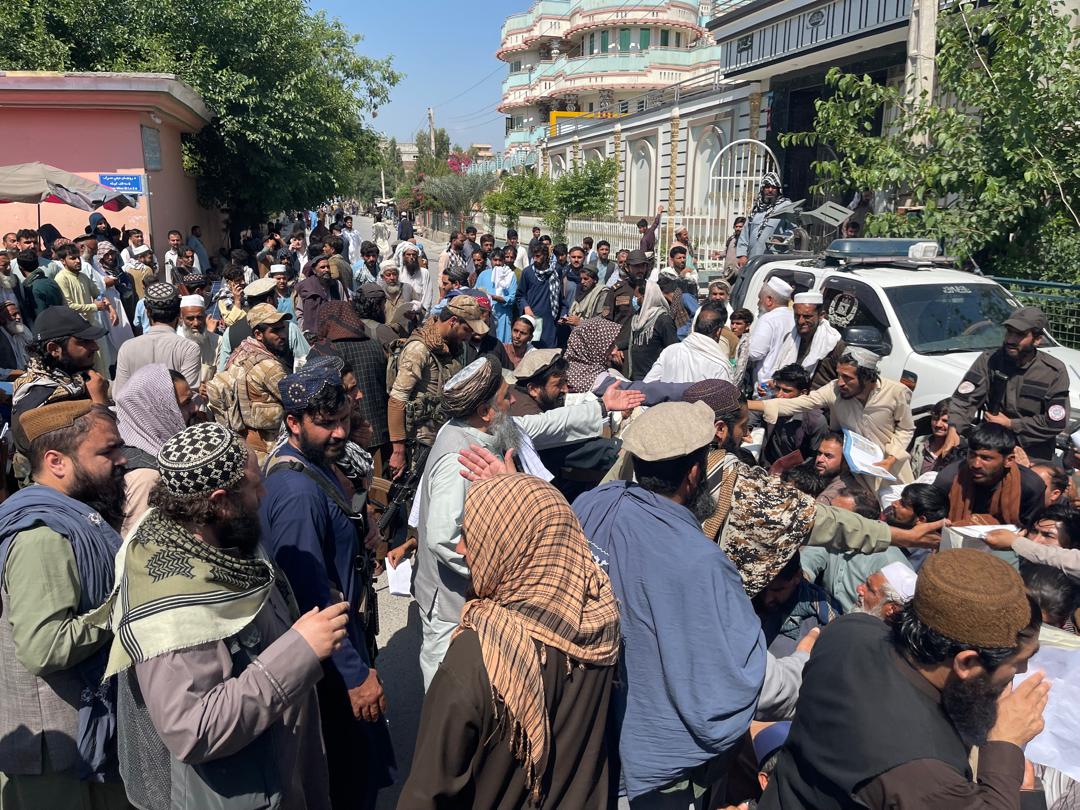 طالبان وایي، ننګرهار کې یې سلګونه کډوالو ته استونګیزې نومرې ویشلي دي