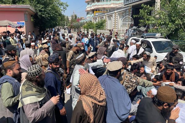 طالبان وایي، ننګرهار کې یې سلګونه کډوالو ته استونګیزې نومرې ویشلي دي