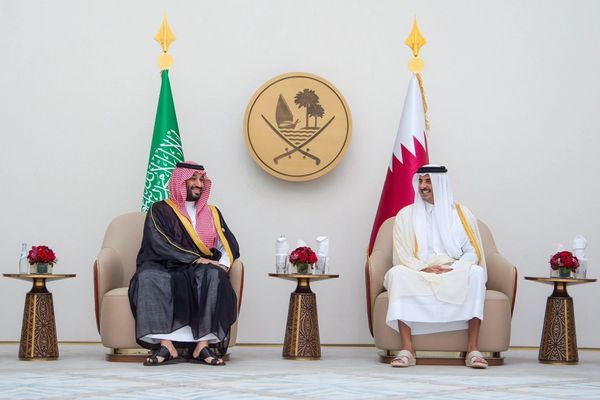 ولي العهد السعودي يجري اتصالاً هاتفياً بأمير قطر ويدين الهجوم الإسرائيلي