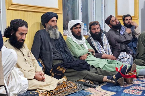 د طالبانو د قبایلو چارو وزیر ددې ډلې له یو شمېر معلولو پخوانیو جنګیالیو سره کتلي