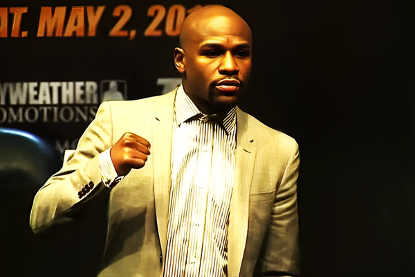 قهرمان بدون شکست بوکس جهان پس از یک دهه به رینگ باز میگردد