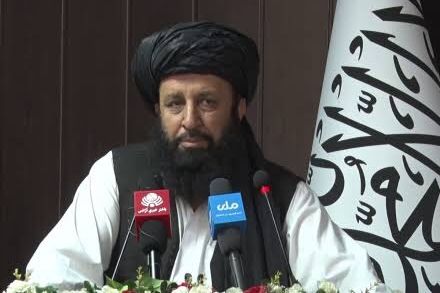 طالب چارواکی: د انځورونو اخیستل او ږېره خریل «فساد» دی، باید خبریالان ترې ډډه وکړي