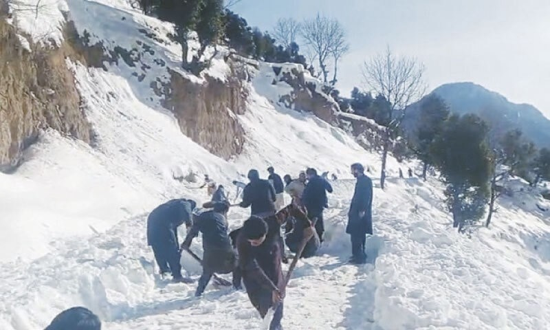 د درنې واورې له امله؛ د پښتونخوا تیرا دره کې تر ۱۰زره ډېر کسان په خپلو کلیو کې بندپاتې دي