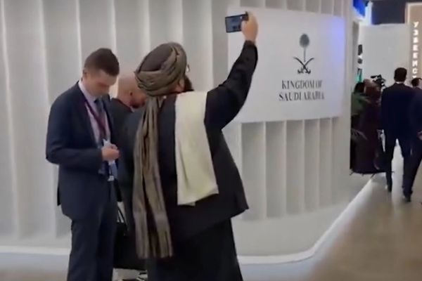 دادگاه نظامی طالبان کارمندان دولتی را در صورت استفاده از تلفنهای هوشمند «مجازات میکند»