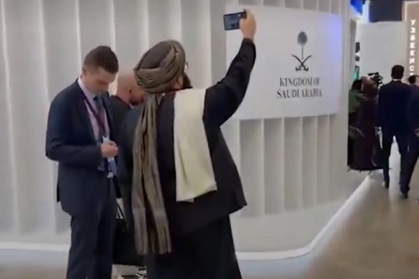 دادگاه نظامی طالبان کارمندان دولتی را در صورت استفاده از تلفنهای هوشمند «مجازات میکند»