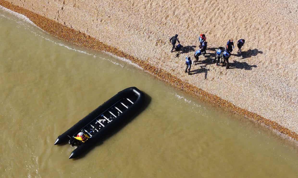گاردین: یک پناهجوی افغان از طرح بریتانیا برای انتقال پناهجویان به رواندا انتقاد می‌کند