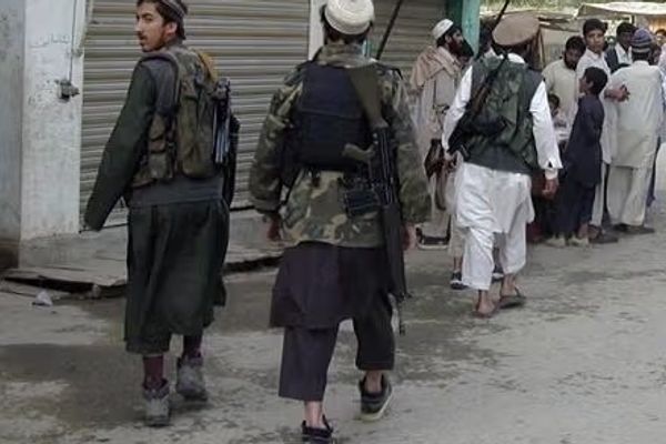 تعليق المساعدات الدولية لنقل عائلات حركة طالبان باكستان عن الحدود بسبب غياب الشفافية