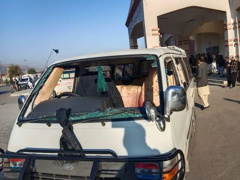 پاړه چنار ته پر لاره پر مسافر وړونکي موټر د ډزو له امله اتو کسانو ته مرګ ژوبله اوښتې 