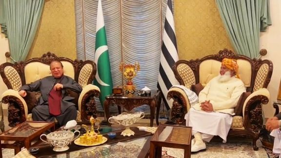 در آستانه انتخاب نخستوزیر جدید پاکستان نوازشریف به دیدار مولانا فضل الرحمان رفت