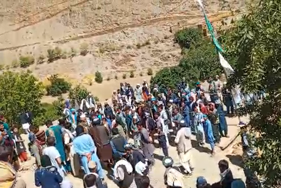 اهالی چند روستای دایکندی در برابر رئیس معارف طالبان دست به اعتراض زدند