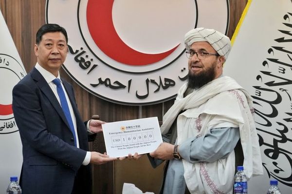 د چین سره صلیب د سمنګان او بلخ له زلزلهځپلو کورنیو سره ۱۰۰ زره نغدي مرسته کړې