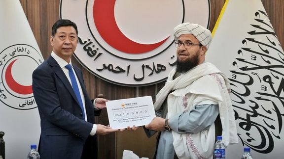 د چین سره صلیب د سمنګان او بلخ له زلزلهځپلو کورنیو سره ۱۰۰ زره نغدي مرسته کړې