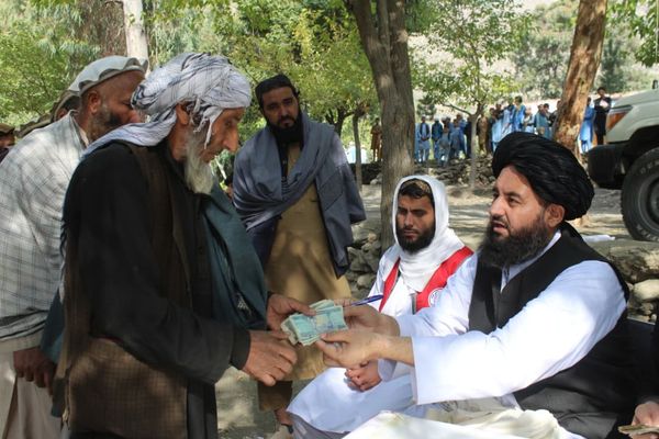 ننګرهار کې څه باندې ۲زره زلزله ځپلو کورنیو ته د نغدي مرستو د وېش بهیر پیل شوی