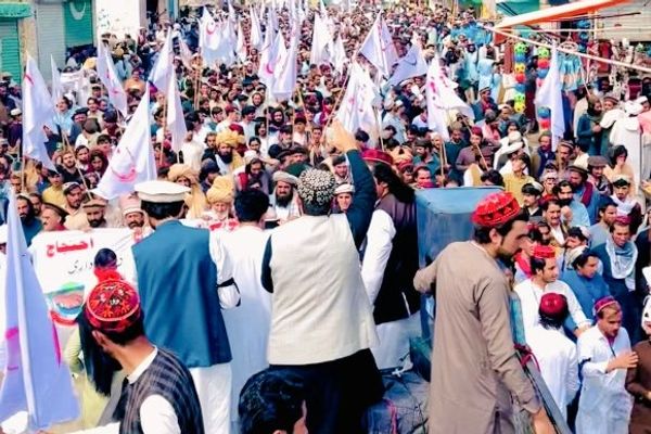 سوېلي وزیرستان کې نن د نا امنۍ، د کانونو استخراج او انګور اډې لارې په تړاو لاریون کېږي