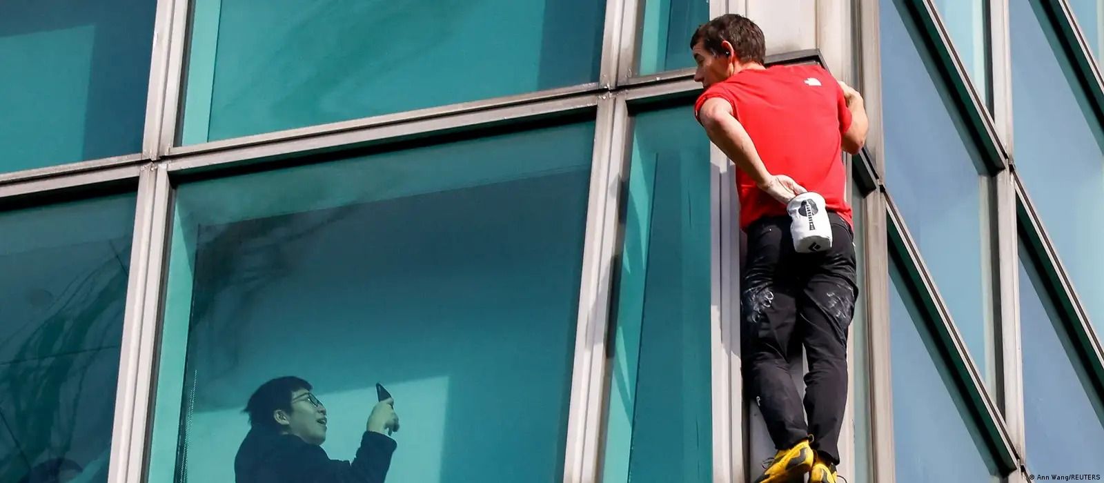 الکس از ساختمان بالا می‌رفت و تماشاگران از او عکس می‌گرفتند.