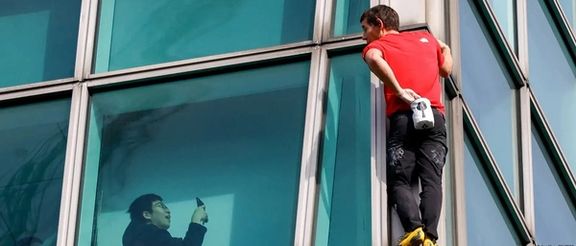 الکس از ساختمان بالا میرفت و تماشاگران از او عکس میگرفتند.