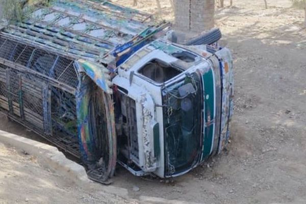 واژگونی موتر حامل مهاجران بازگشته در لغمان جان ۱۸ نفر را گرفت