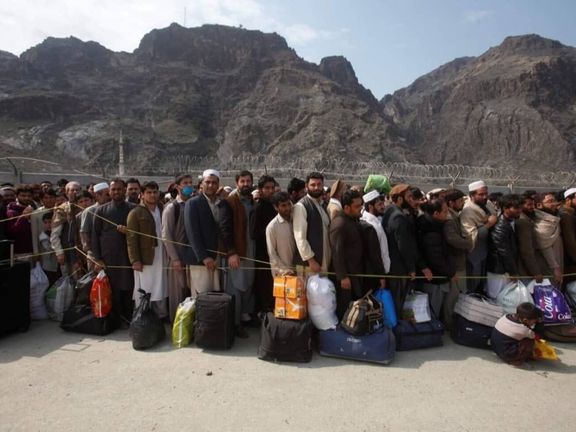 پاکستان: افغانهای دارای تذکره تا یک هفته دیگر از طریق تورخم به افغانستان برگردند