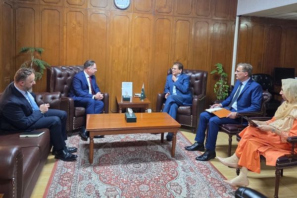 نماینده پاکستان و سفیر پولند درباره تهدیدهای فرامنطقهای تروریسم گفتوگو کردند