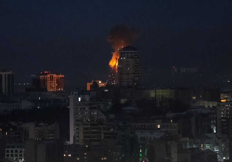 روسیې پر کیف او د اوکراین پر یو شمېر نورو ښارونو توغندیز او ډرون بریدونه کړي