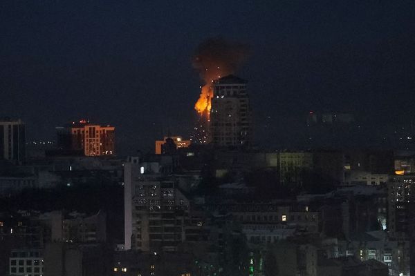 روسیې پر کیف او د اوکراین پر یو شمېر نورو ښارونو توغندیز او ډرون بریدونه کړي