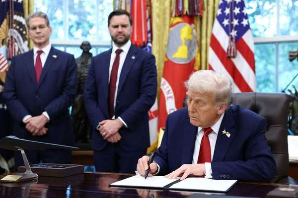 ټرمپ د ټیک ټاک د پلور فرمان لاسلیک کړ