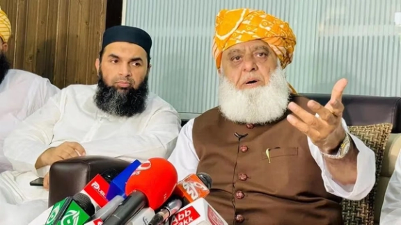 مولانا فضل رحمن وايي پاکستان دې نوبل جایزې ته د ټرمپ د نومولو وړاندیز زر بیرته واخلي