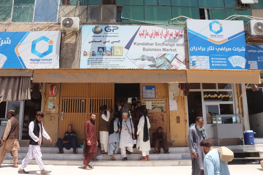 د کندهار صرافان: د افغانستان بانک نوي سخت شرایط د کندهار صرافۍ مارکېټ له کړکېچ سره مخ کوي