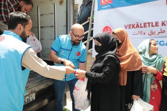 ترکیه په افغانستان کې اړمنو کسانو ته د قربانۍ غوښه وېشي