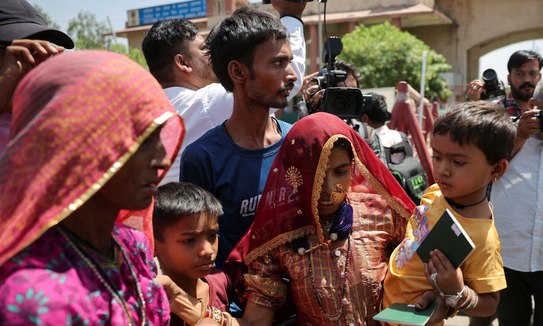 د کشمیر کړکېچ؛ شاوخوا ۱۵۰۰ هندي او پاکستاني وګړي په بېړه خپلو هېوادونو ته ستانه شوي دي
