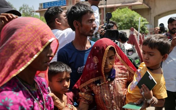 د کشمیر کړکېچ؛ شاوخوا ۱۵۰۰ هندي او پاکستاني وګړي په بېړه خپلو هېوادونو ته ستانه شوي دي