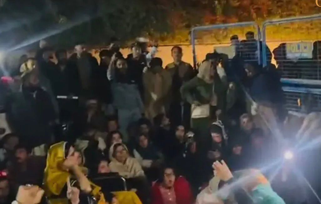 د بښنې نړۍوال سازمان: د پي‌ټي‌ای پلویانو سره د پاکستاني پولیسو چلند د بشري حقونو نقض دی