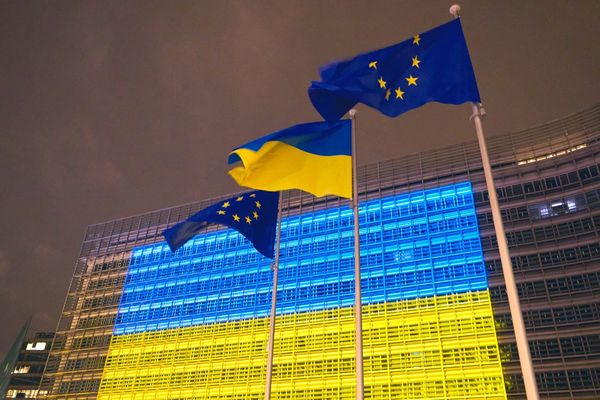 اروپايي اتحاديې اوکراین ته د ۹۰ میلیارده یورو پور ورکول تایید کړل