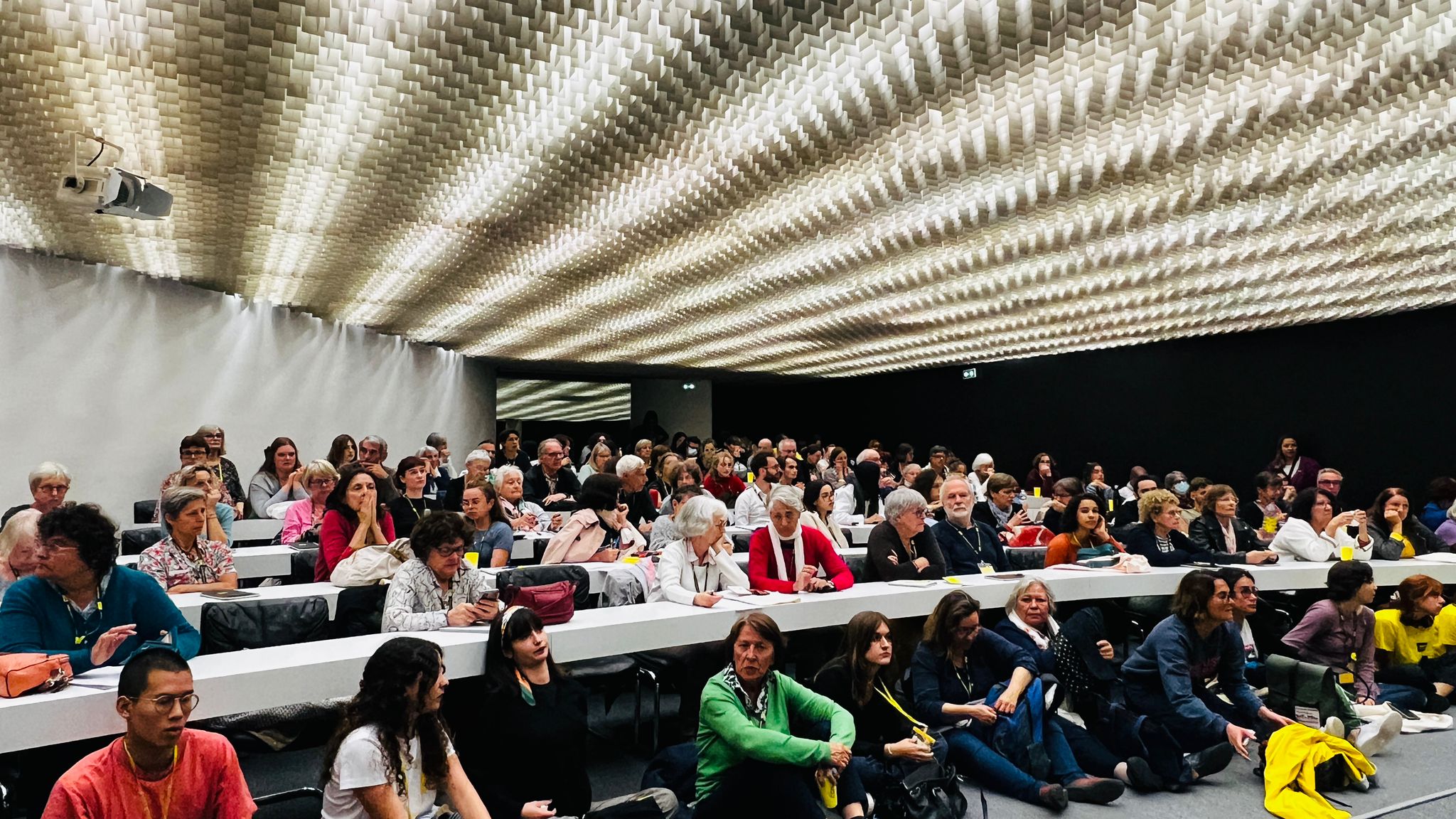 عفو بین‌الملل از حکومت فرانسه خواست صدور ویزا برای زنان و دختران افغان را تسهیل کند