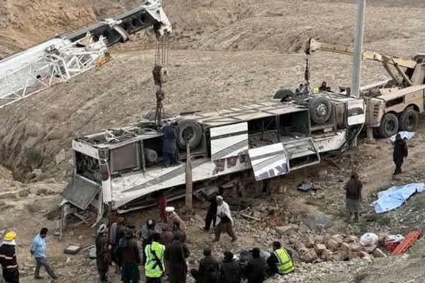 د ټرافیکي ناورینونو توندې څپې؛ د تېرو شپږو میاشتو په لړ کې تر ۱۲۰۰ ډېر کسان مړه شوي دي