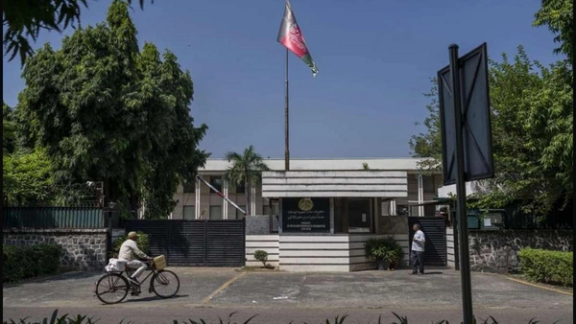 هند: په ډیلي کې د افغانستان سفارت د پخواني جمهوري دولت د بېرغ لاندې فعالیت کوي