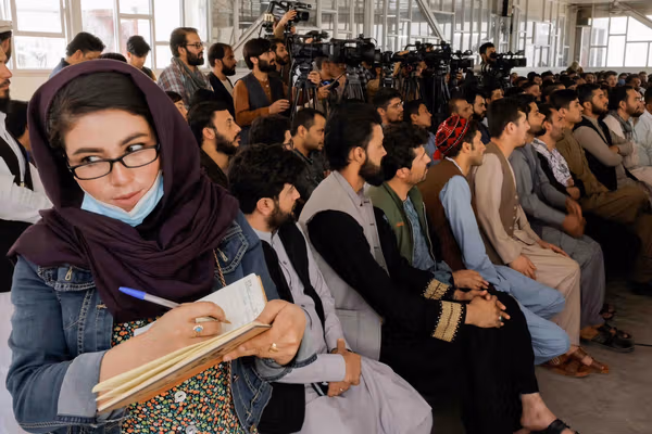 ۲۰۵ مورد خشونت و نقض حقوق؛ رسانههای افغانستان همچنان زیر تیغ سانسور و سرکوب اند