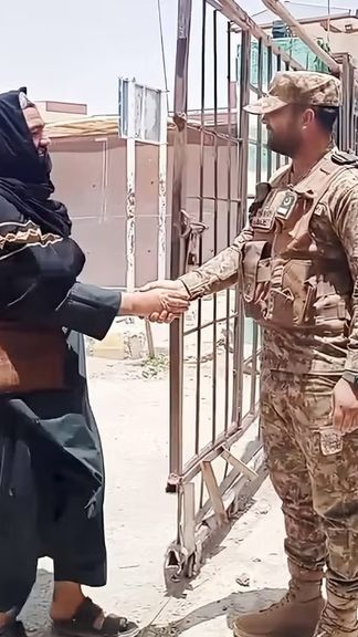 د لوی اختر په مناسبت طالبانو او د پاکستان پوله ساتو ځواکونو یو بل ته خواږه ډالۍ کړي