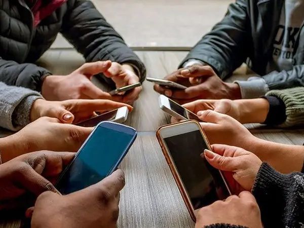 واشنګټن پوسټ: طالبان نړۍ ته د خپل ښه انځور د وړاندې کولو لپاره له بانفوذه کسانو کار اخلي