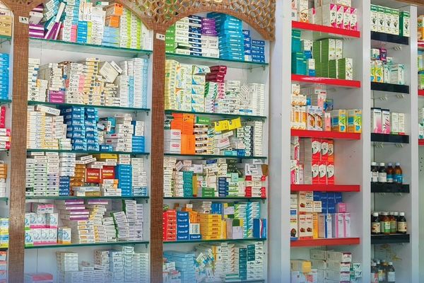 طالبانو په زابل کې ۵ درملتونونه له روغتیايي قوانینو د سرغړونې له امله تړلي