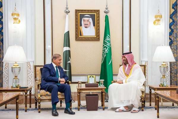 پاکستان او سعودي عربستان «ګډ ستراتیژیک دفاعي تړون» لاسلیک کړ