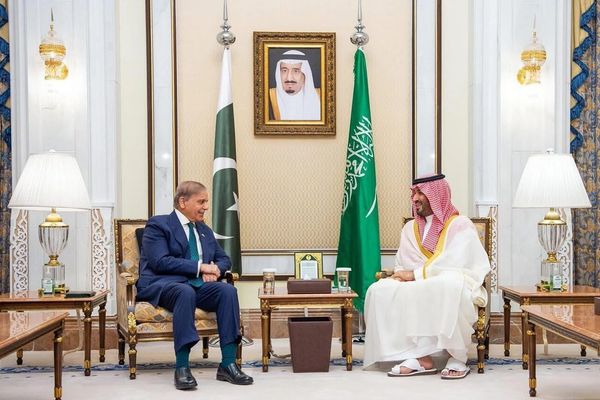 پاکستان او سعودي عربستان «ګډ ستراتیژیک دفاعي تړون» لاسلیک کړ
