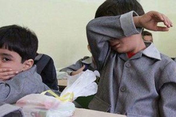 په ایران کې یو ښوونکی د افغان زدهکوونکي د سپکاوي له امله له دندې ګوښه شو