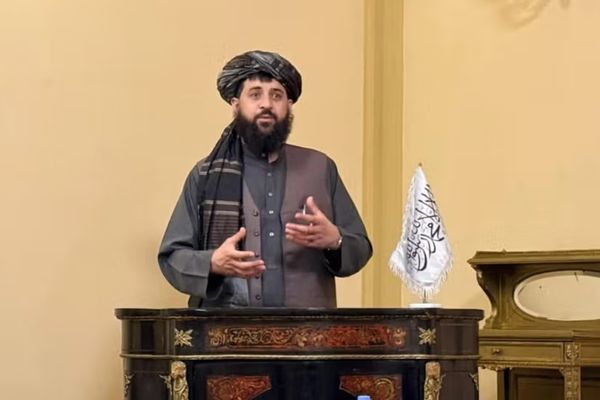 د طالبانو دفاع وزیر: ځینې هڅه کوي افغانستان د ناورین په لور بوځي
