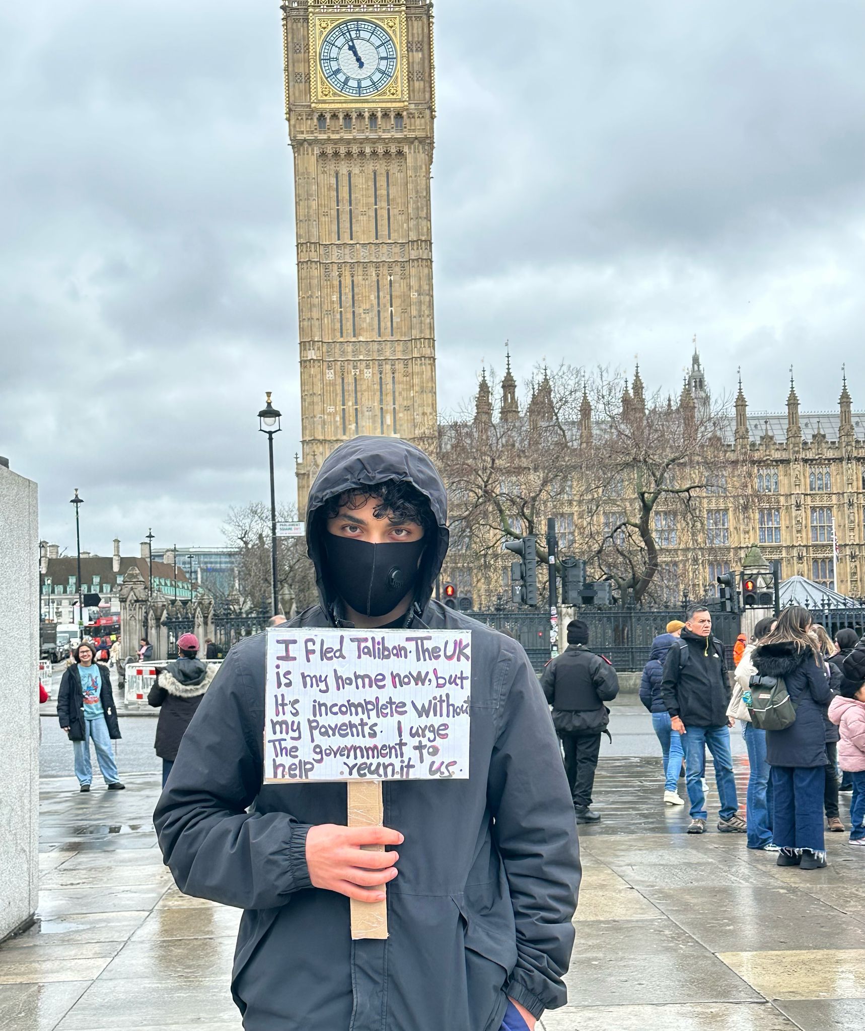 کودک افغان می‌خواهد پدر و مادرش به بریتانیا منتقل شوند