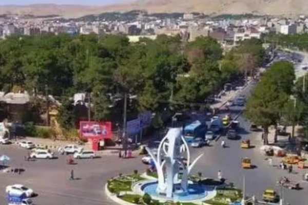 ماموران امر به معروف زنان هراتی را بازداشت میکنند