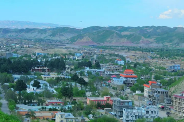 په بادغیس کې د یوې ټرافیکي پېښې له امله یو کس مړ او ۱۰ نور ټپیان شوي