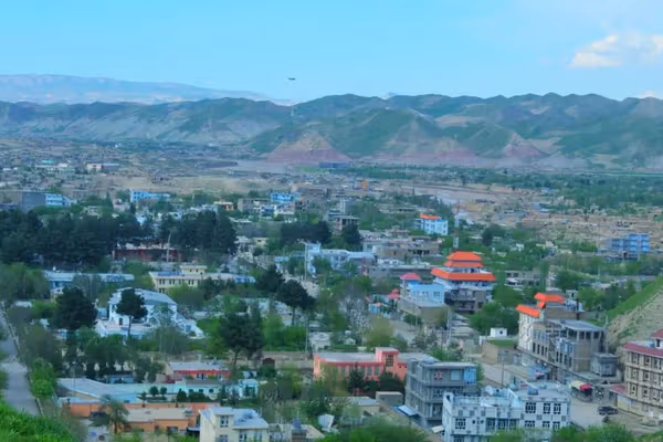 په بادغیس کې د یوې ټرافیکي پېښې له امله یو کس مړ او ۱۰ نور ټپیان شوي