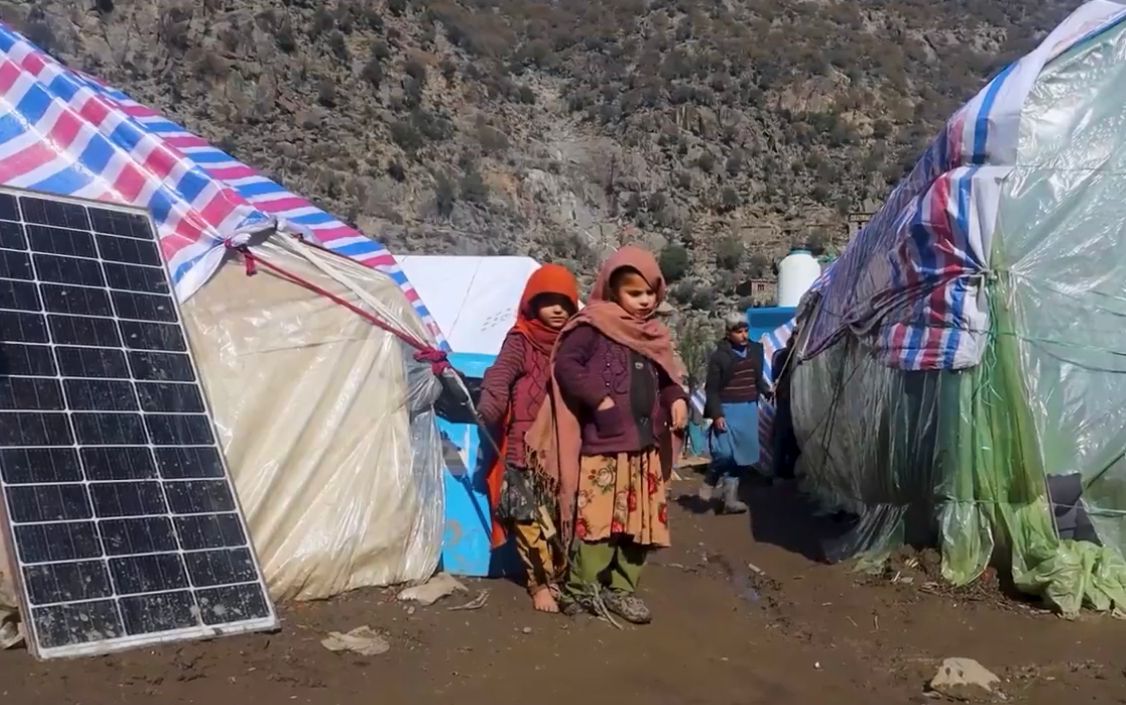 په کونړ کې یخنۍ څپې د زلزله ځپلو کورنیو او ماشومانو ژوند له کړاو سره مخ کړی